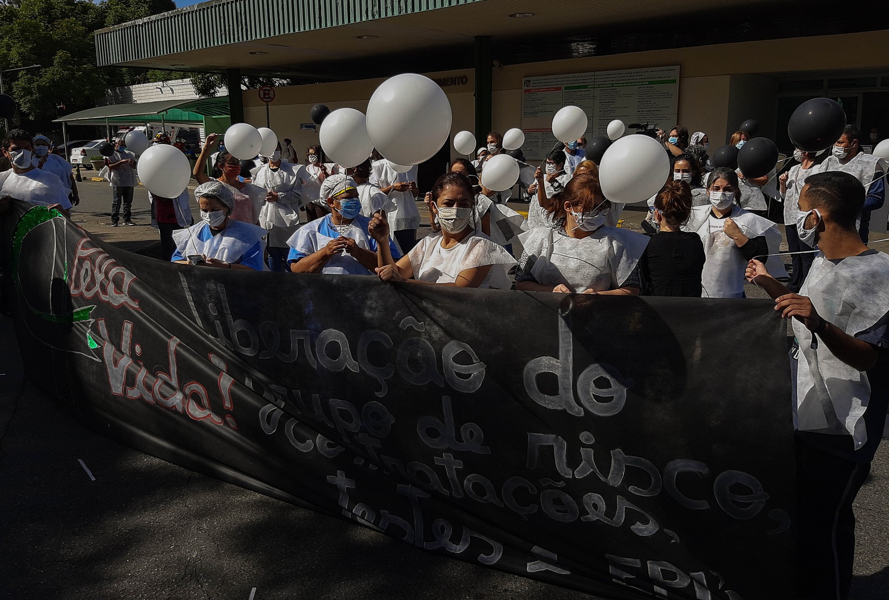 May 12, 2020: About 50 essential health professionals stopped their activities to protest with balloons in front of the University Hospital of Sao Paulo. The protesters, in addition to holding black and white balloons, wore vests with black crosses and walked around the hospital., Image: 518854252, License: Rights-managed, Restrictions: , Model Release: no, Credit line: Dario Oliveira / Zuma Press / Profimedia