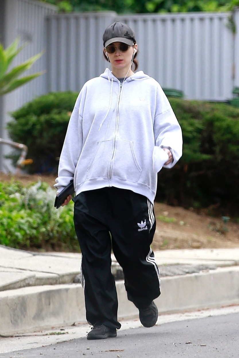 Los Angeles, CA  - *EXCLUSIVE*  - Actress Rooney Mara steps out to get in her daily exercise during this current coronavirus lockdown.  Rooney wore an oversized sweatshirt and track pants which are presumably partner Joaquin Phoenix's.  Is Rooney hiding something underneath?

*UK Clients - Pictures Containing Children
Please Pixelate Face Prior To Publication*, Image: 514318559, License: Rights-managed, Restrictions: , Model Release: no, Credit line: Bruce/Javiles / BACKGRID / Backgrid USA / Profimedia