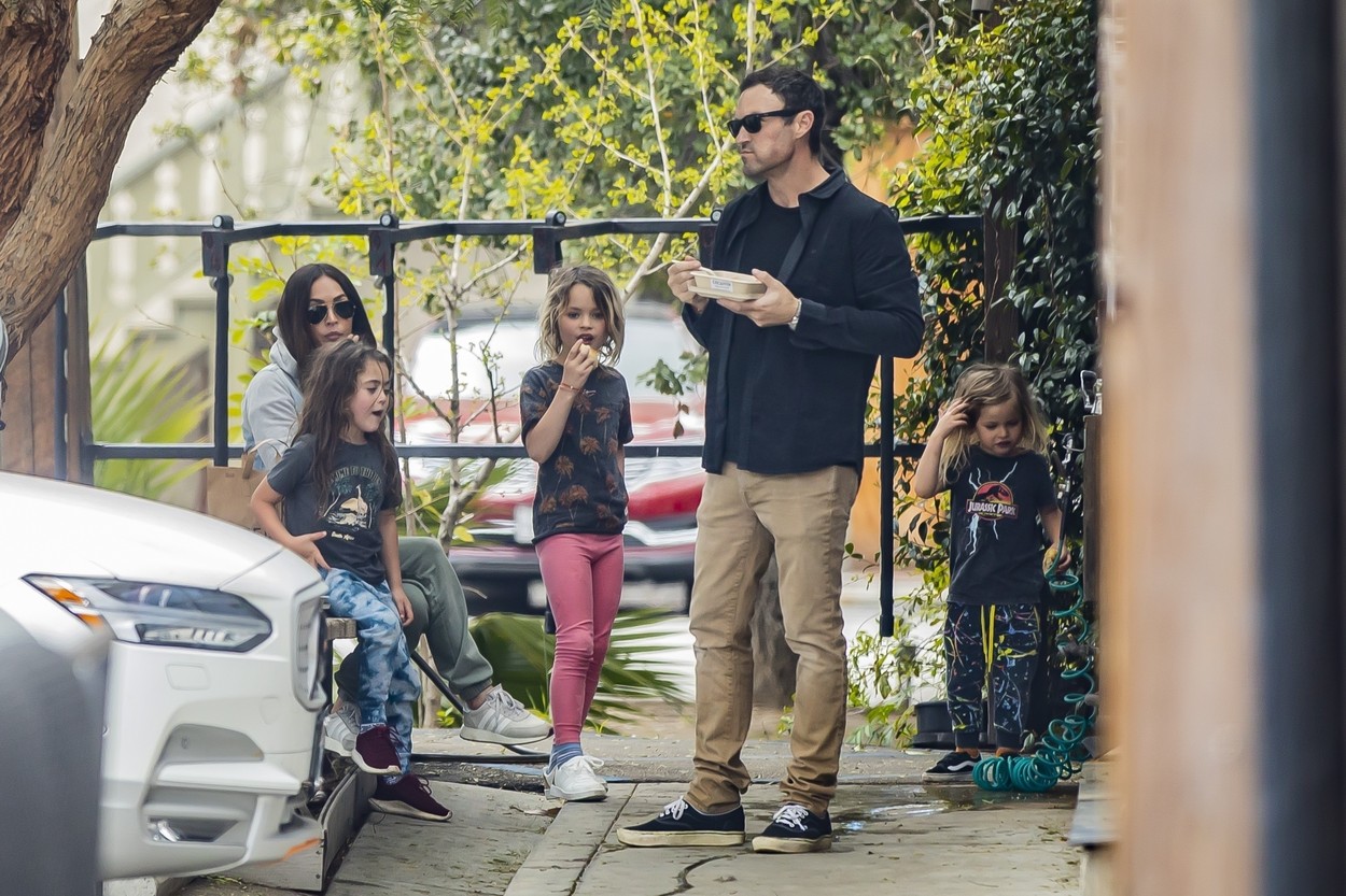 Calabasas, CA  - *EXCLUSIVE*  - The new normal in LA is finding a place to eat dinner other than home. Megan Fox, Brian Austin Green, and kids were seen enjoying a picnic on a park bench during the COVID-19 lockdown. The family didn't seem too concerned about the pandemic as they lunched in close proximity to other people and let the kids run around. The family stopped by a restaurant to get coffee after eating to-go food from Erewhon Organic in Calabasas.

BACKGRID USA 4 APRIL 2020, Image: 512325134, License: Rights-managed, Restrictions: , Model Release: no, Credit line: IXOLA / BACKGRID / Backgrid USA / Profimedia
