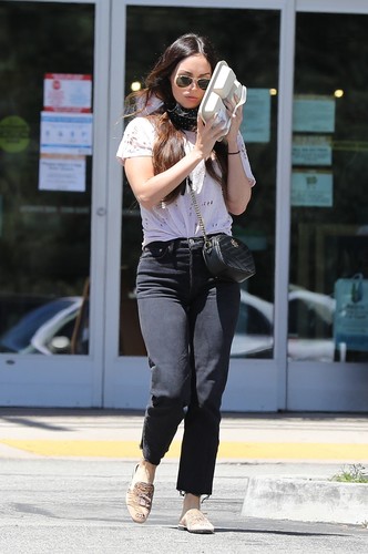 Calabasas, CA  - Megan Fox ditches her mask getting lunch from Erewhon Market in Calabasas.

*UK Clients - Pictures Containing Children
Please Pixelate Face Prior To Publication*, Image: 519434842, License: Rights-managed, Restrictions: , Model Release: no, Credit line: BACKGRID / Backgrid USA / Profimedia