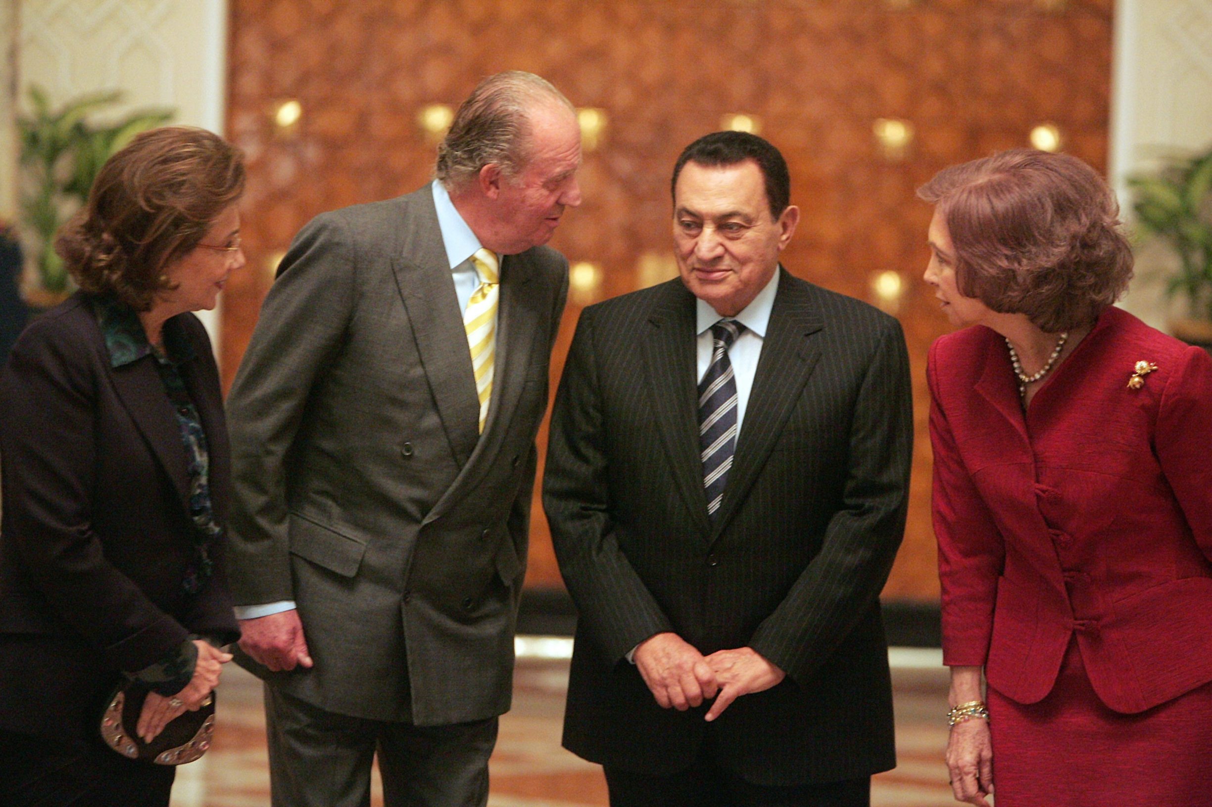 (FILES) A file photo taken on February 05, 2008 shows King of Spain Juan Carlos (2nd L) speaking with Egyptian President Hosni Mubarak (2nd R) as Spain's Queen Sofia (L) and Egypt's first lady Suzanne Mubarak look on at the presidential palace in Cairo. - Egypt's former long-time president Hosni Mubarak died on February 25, 2020, at the age 91 at Cairo's Galaa military hospital, his brother-in-law General Mounir Thabet told AFP. (Photo by Khaled DESOUKI / AFP)