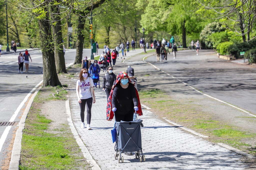Protective masks are distributed free of charge in Central Park in New York in the United States this Saturday. New York City is the epicenter of the Coronavirus pandemic (COVID-19).