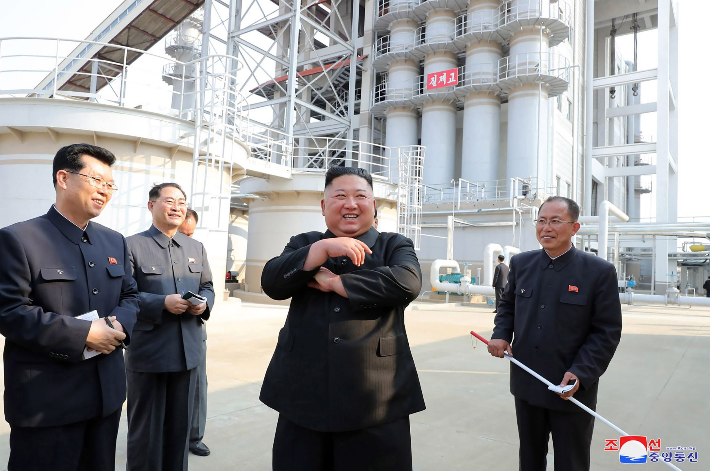 This picture taken on May 1, 2020 and released from North Korea's official Korean Central News Agency (KCNA) on May 2, 2020 shows North Korean leader Kim Jong Un (2nd R) visiting the completed Suchon phosphate fertilizer factory in South Pyongan Province, North Korea. (Photo by STR / KCNA VIA KNS / AFP) / - South Korea OUT / ---EDITORS NOTE--- RESTRICTED TO EDITORIAL USE - MANDATORY CREDIT 