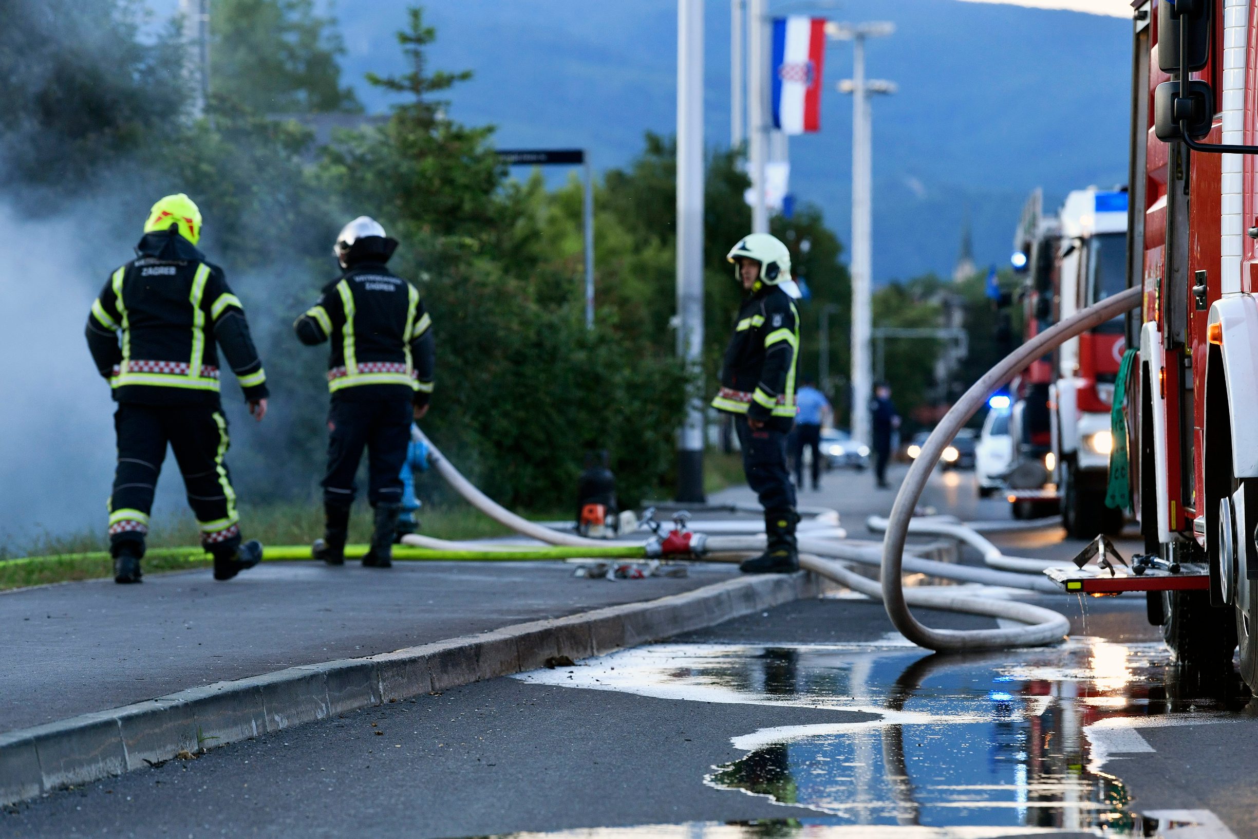 Zagreb, 260520.
Vatrogasci gase pozar na baraki u Ulici Hrvatske bratske zajednice pored NSK.
Foto: Boris Kovacev / CROPIX