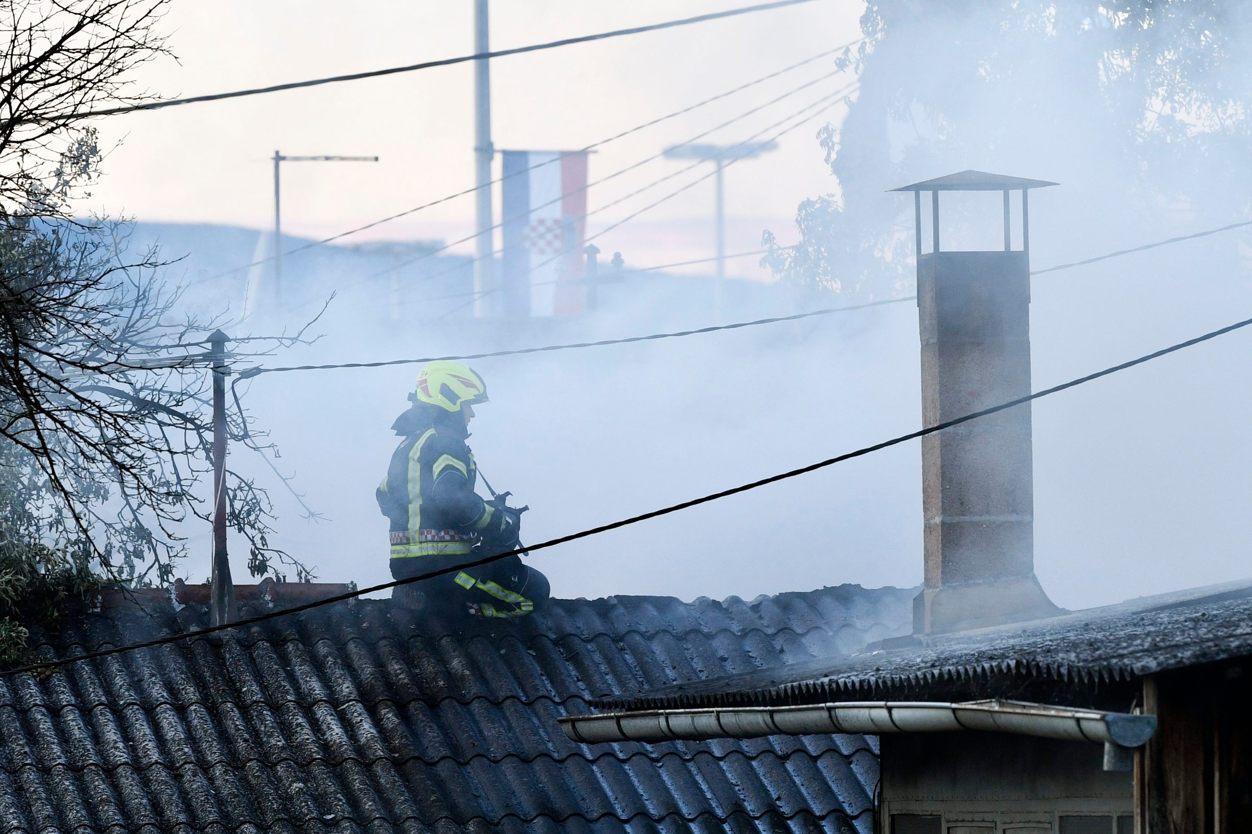 Zagreb, 260520.
Vatrogasci gase pozar na baraki u Ulici Hrvatske bratske zajednice pored NSK.
Foto: Boris Kovacev / CROPIX