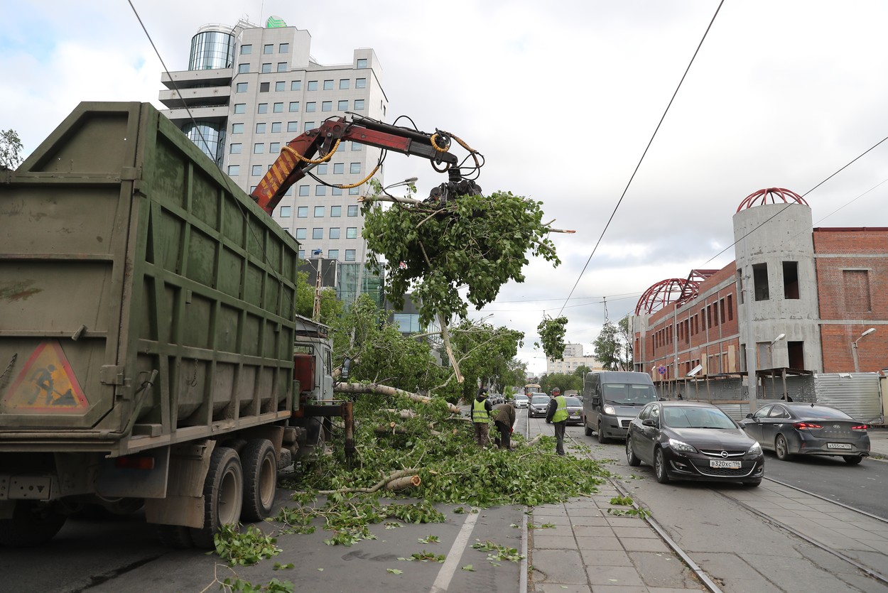 YEKATERINBURG, RUSSIA - MAY 25, 2020: Municipal workers remove fallen trees in Kuibysheva Street after a thunderstorm involving violent winds. Donat Sorokin/TASS, Image: 522190324, License: Rights-managed, Restrictions: , Model Release: no, Credit line: Donat Sorokin / TASS / Profimedia