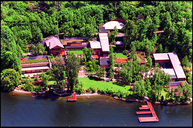 370258 01: An aerial view of Microsoft's Bill Gates'' estate lines Lake Washington May 30, 2000 in Seattle, WA. (Photo by Dan Callister/Newsmakers)