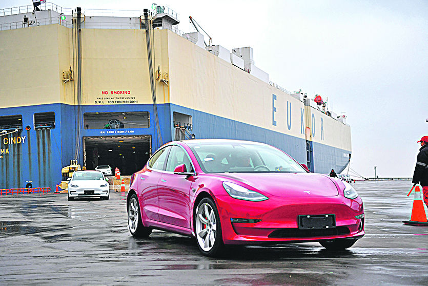View of Tesla Model 3 electric vehicles parked at the Shanghai Haitong International Automotive Terminal in Shanghai, China, 22 February 2019.

The first shipment of Tesla Model 3 cars arrived in Shanghai on Friday, and it is expected that customer deliveries will begin as early as the end of the month, at least a week earlier than previously estimated, a report by domestic news site thepaper.cn said on Friday. In a previous announcement on Twitter, Elon Musk said that Tesla will start deliveries in March at the earliest, while 