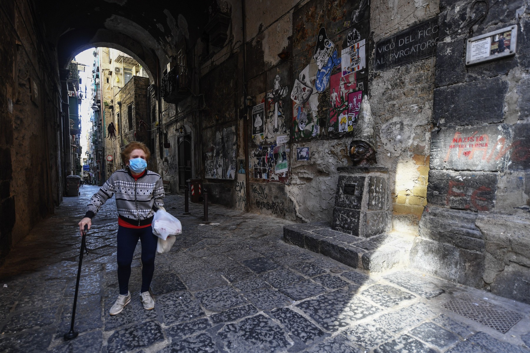 Elderly woman wearing a protective mask in the center of the city of Naples, after a government decree declaring all of Italy a protected area to combat covid-19 coronavirus infection.//IPAPRESSITALY_17080004/2005031715/Credit:Salvatore Laporta / IPA/I/SIPA/2005031716, Image: 516698694, License: Rights-managed, Restrictions: , Model Release: no, Credit line: Salvatore Laporta / IPA/I / Sipa Press / Profimedia