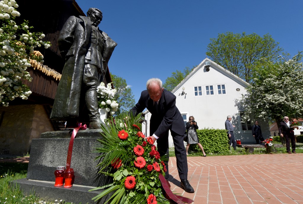 A delegation of Croatian anti-fascists lays a wreath at the monument, a statue by Croatian sculptor Antun Augustincic (1900�1979) of Josip Broz Tito (1892�1980), former President of communist Yugoslavia, next to the museum in Josip Broz Tito's birth house, in the village of Kumrovec, some 50 km from Zagreb, on May 4, 2020. - Tito ruled the former Yugoslavia since World War II to his death at age 87 on May 4, 1980. A benevolent unifier or a power-hungry dictator? On the 40th anniversary of his death, the late Yugoslav leader Josip Broz Tito's legacy is still a topic of debate. (Photo by Denis LOVROVIC / AFP)