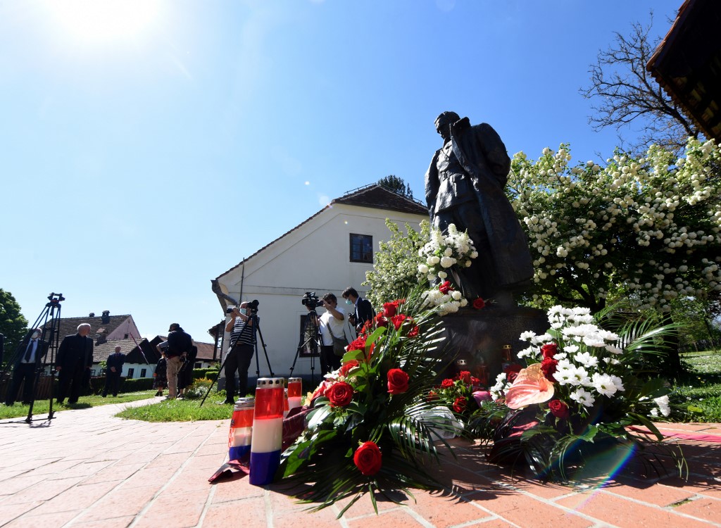 Media films a monument dedicated to Tito, a statue by Croatian sculptor Antun Augustincic (1900�1979) of Josip Broz Tito (1892�1980), former President of communist Yugoslavia, next to the museum in Josip Broz Tito's birth house, in the village of Kumrovec, some 50 km from Zagreb, on May 4, 2020. - Tito ruled the former Yugoslavia since World War II to his death at age 87 on May 4, 1980. A benevolent unifier or a power-hungry dictator? On the 40th anniversary of his death, the late Yugoslav leader Josip Broz Tito's legacy is still a topic of debate. (Photo by Denis LOVROVIC / AFP)