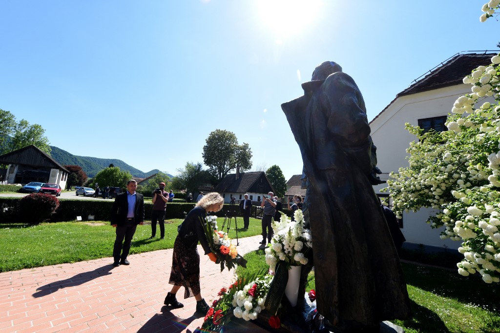 A delegation of Croatian anti-fascists lays a wreath at the monument, a statue by Croatian sculptor Antun Augustincic (1900�1979) of Josip Broz Tito (1892�1980), former President of communist Yugoslavia, next to the museum in Josip Broz Tito's birth house, in the village of Kumrovec, some 50 km from Zagreb, on May 4, 2020. - Tito ruled the former Yugoslavia since World War II to his death at age 87 on May 4, 1980. A benevolent unifier or a power-hungry dictator? On the 40th anniversary of his death, the late Yugoslav leader Josip Broz Tito's legacy is still a topic of debate. (Photo by Denis LOVROVIC / AFP)