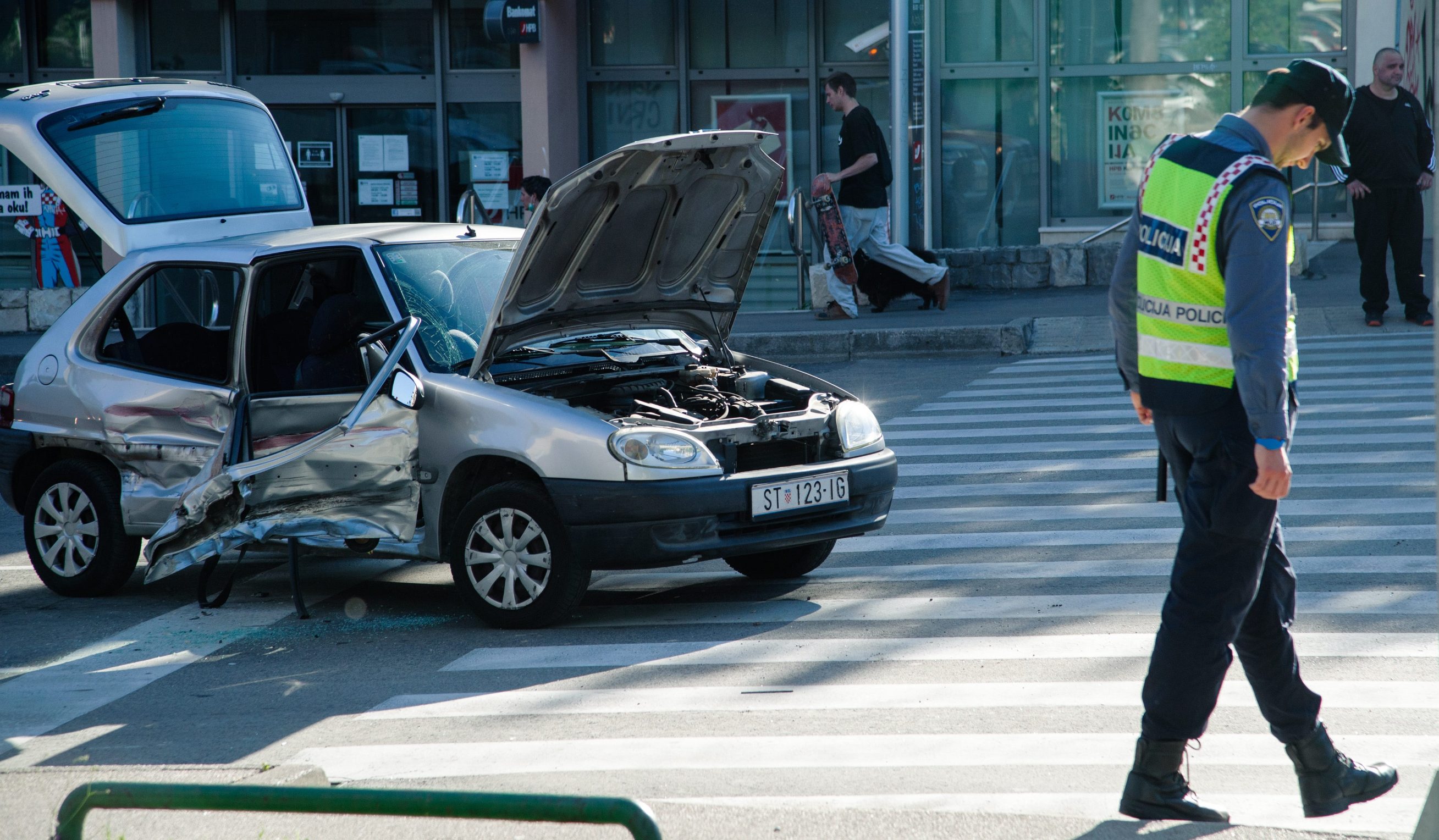 Split, 040520
Prometna nesreca u kojoj su sudjelovala 2 osobna vozila na raskrizju Vukovarske i Dubrovacke ulice dogodila se nesto prije 17 sati. 
Foto: Tom Dubravec / CROPIX