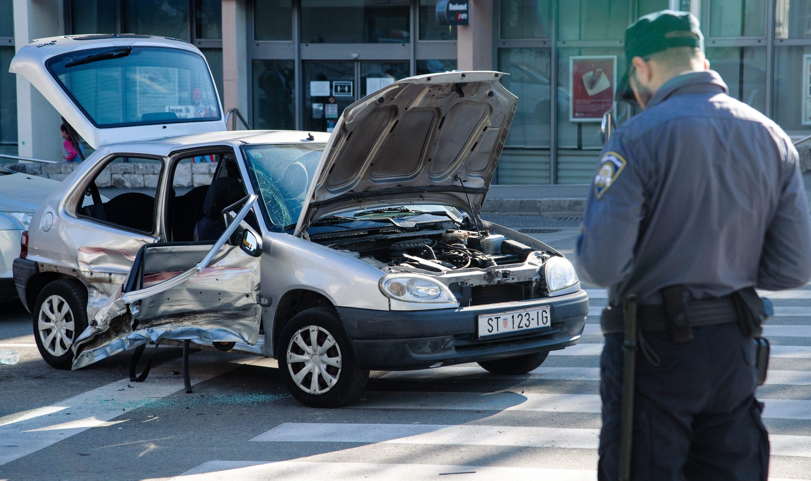Split, 040520
Prometna nesreca u kojoj su sudjelovala 2 osobna vozila na raskrizju Vukovarske i Dubrovacke ulice dogodila se nesto prije 17 sati. 
Foto: Tom Dubravec / CROPIX