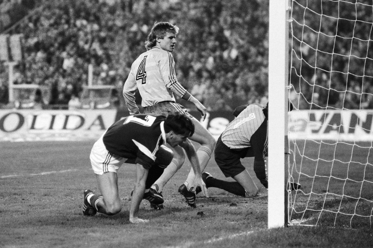 Bordeaux's Bosnian croat Zlatko Vujovic (foreground) scores a goal next to Leipzig's German Mathias Linder (C) during the semifinal football match between Girondins de Bordeaux and Lokomotiv Leipzig, on April 22, 1987, in Leipzig . AFP PHOTO GEORGES GOBET (Photo by GEORGES GOBET / AFP)