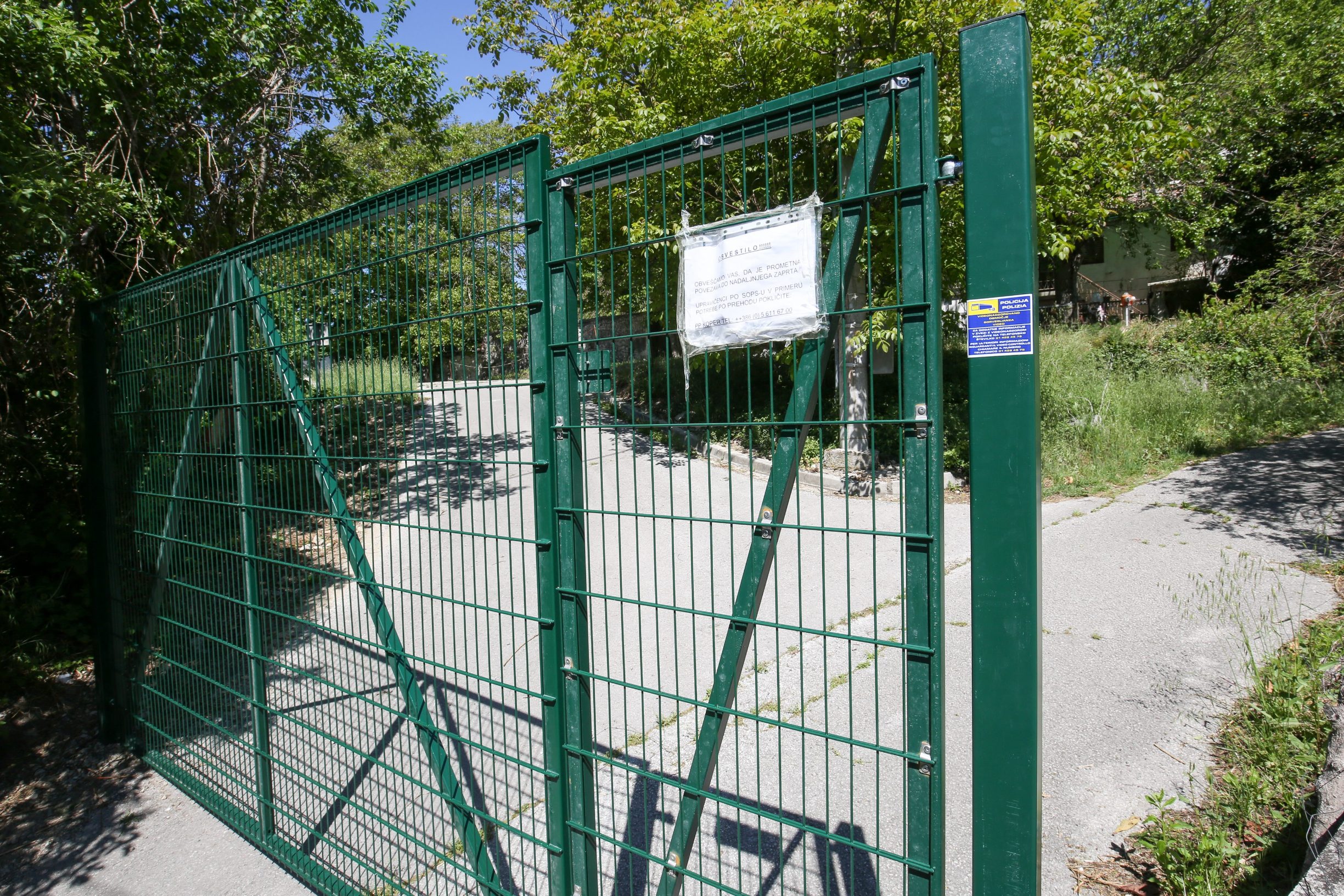 Buzet, 070520.
Metalna ograda na sred sela Mlini. Slovenci su u strahu od izbjeglica koji navodno ovdje prolaze, podigli metalna vrata tako da su podijelili selo na dva dijela. Za proci na drugu stranu sela mjestani moraju zvati koparsku policiju.
Foto: Goran Sebelic / CROPIX