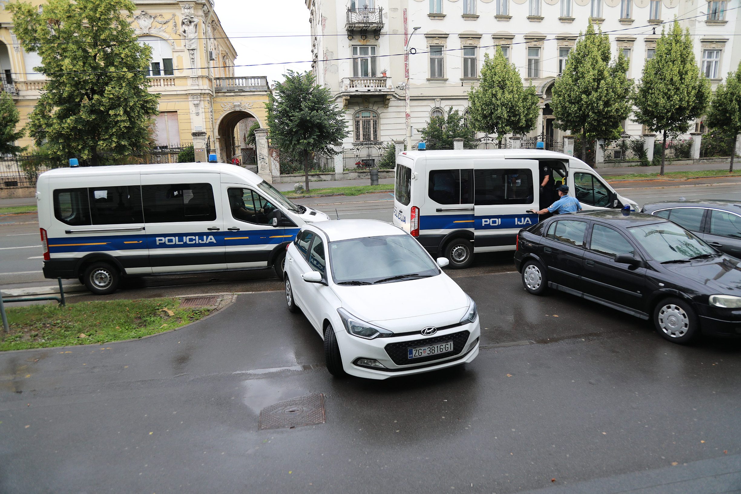 Osijek, 100620. 
U velikoj akciji osjeckog MUP-a  privedeno je 9 osoba za preprodaju droge na podruciju grada.
Na fotografiji: privodjenje osumnjicenih sucu istrage na Zuanijski sud.
Foto: Ivan Peric / CROPIX