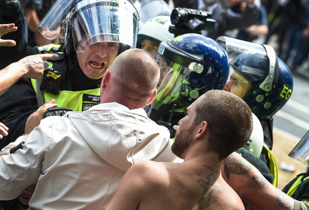 6262870 13.06.2020 British police officers in riot gear scuffle with members of far-right groups protesting against a Black Lives Matter demonstration, in London, Great Britain. Gustavo Valiente / Sputnik