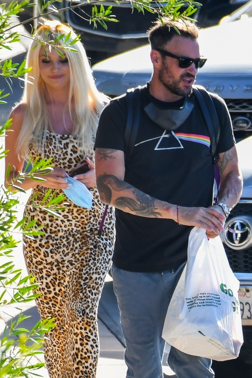 Los Angeles, CA  - *PREMIUM-EXCLUSIVE*  - Newly single Brian Austin Green and Courtney Stodden pictured enjoying lunch together at a local Mexican eatery. Shot on 06/13/2020.

BACKGRID USA 15 JUNE 2020,Image: 531916604, License: Rights-managed, Restrictions: , Model Release: no, Credit line: BACKGRID / Backgrid USA / Profimedia