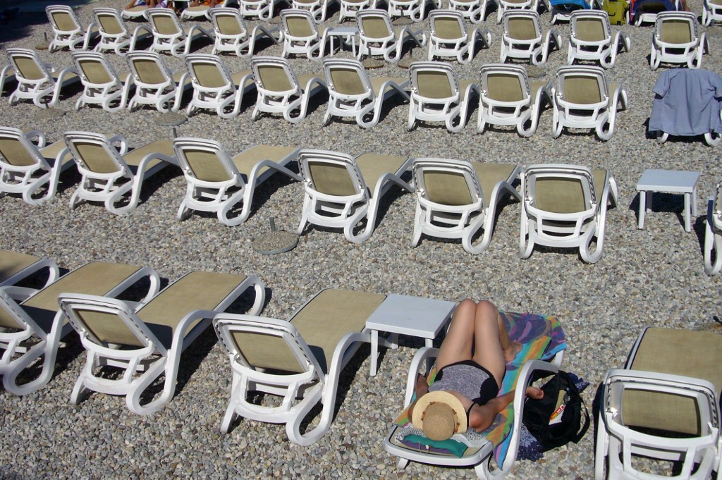 Holidays in times of the coronavirus pandemic. Archive photo: deck chairs, deck chair, lounger, couches, empty, Adriatic Sea, sea, clear water, bathing bay, vacationers, vacation, bathing, sunbathing. Seaside resort Vrsar, Istria peninsula, Croatia, | usage worldwide