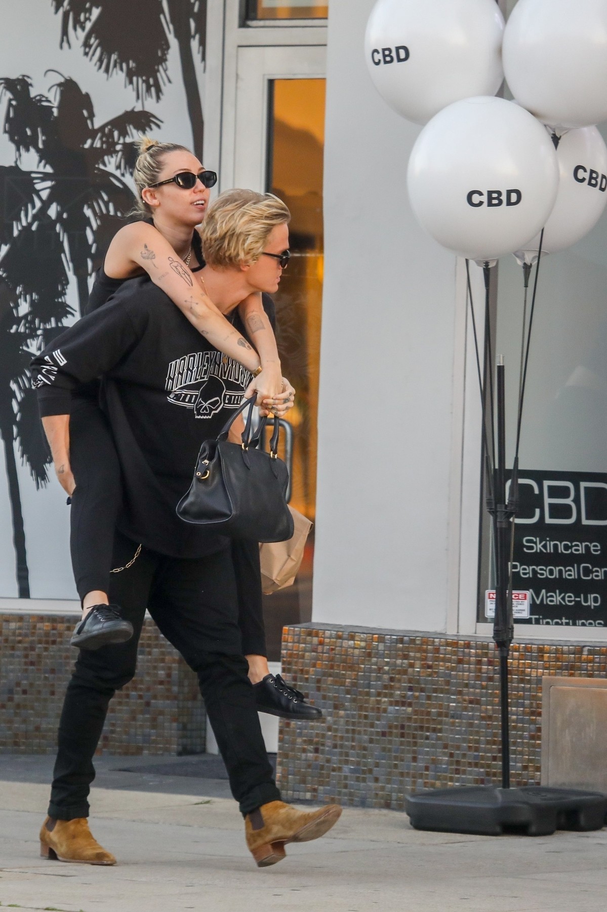 Malibu, CA  - *EXCLUSIVE* Cody Simpson gives his girlfriend Miley Cyrus a piggy-back-ride after lunch at Electric Karma Indian restaurant in West Hollywood, after spending three hours at a face spa in Beverly Hills.

BACKGRID USA 2 MARCH 2020,Image: 502634041, License: Rights-managed, Restrictions: , Model Release: no, Credit line: RMBI / BACKGRID / Backgrid USA / Profimedia