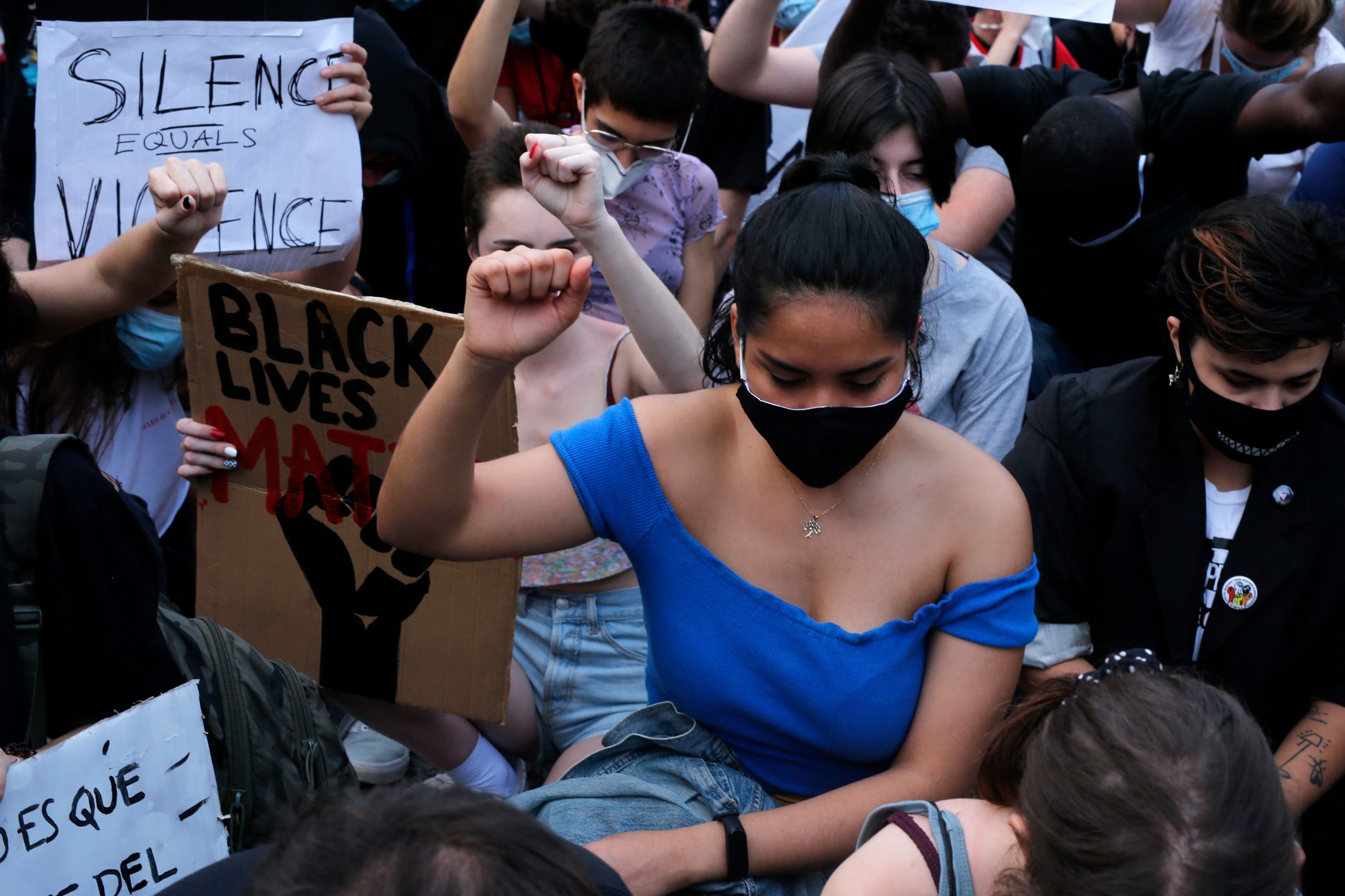 Demonstrators observe a minute of silence at the end of a protest over the police killing of George Floyd in the USA, on June 1, 2020 in Barcelona. - The United States has erupted into days and nights of protests, violence, and looting, following the death of George Floyd after he was detained and held down by a knee to his neck, dying shortly after. (Photo by Pau Barrena / AFP)