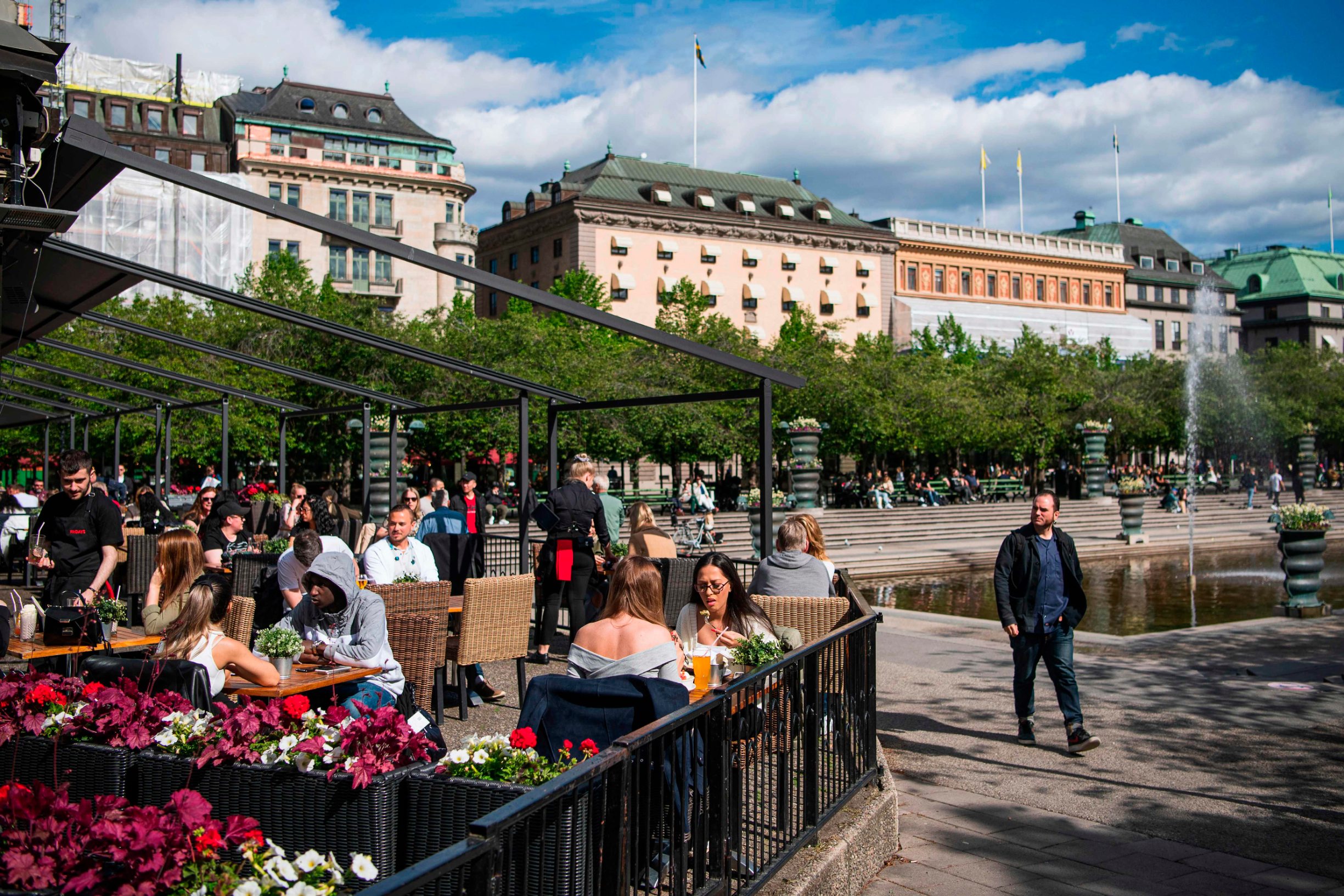 People sit in a restaurant in Stockholm on May 29, 2020, amid the coronavirus COVID-19 pandemic. - Sweden's two biggest opposition parties called Friday for an independent commission to be appointed within weeks to probe the country's response to the new coronavirus. (Photo by Jonathan NACKSTRAND / AFP)