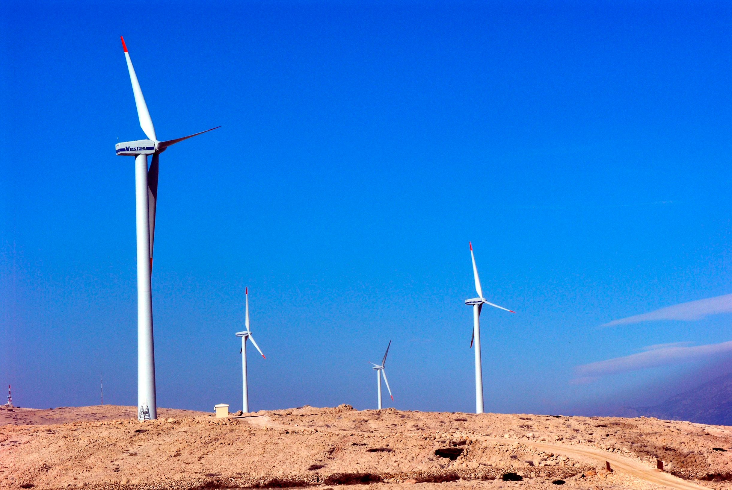 Pag, 271009.
Firma Adria Wind Power na predjelu Ravne iznad Paga, uz postojecih 7, moze graditi jos do maksimalno 9 vjetroelektrana s obzirom da je projekt bio zavrsen prije Uredbe Vlade RH o zastiti mora i priobalja po kojoj se vjetroelektrane na otocima vise ne smiju graditi.
Pag ce tako imati ukupno 16 vjetroelektrana i ukoliko se Uredba ne promijeni ostati jedini otok u Hrvatskoj s vjetroelektranama. Vjetroelektrane se vide iz Grada Paga, no ne stavaraju nikakvu buku, uklopile su se u otocnu vizuru i smatraju se turistiskom atrakcijom.
Foto: Dijana Vuleta / EPEHA / CROPIX