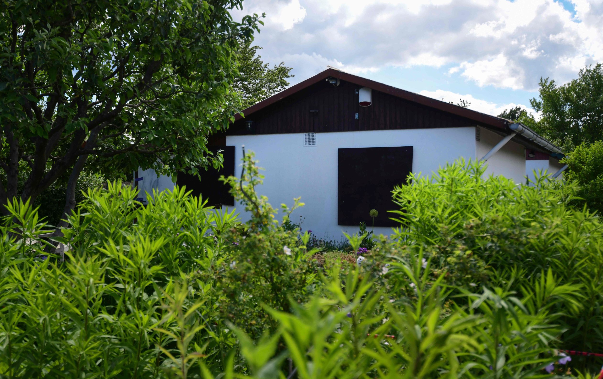 A picture taken on June 6, 2020 shows a view of a summer-house, where sexual abuse of chidren, aged five, 10 and 12 years old, are suspected to have taken place in Muenster, western Germany. - Eleven people have been arrested in Germany on suspicion of sexually abusing children and filming their actions, police said. Hard disks containing up to 500 terabytes of data, including videos and photos, were seized from the cellar of a 27-year-old man from the western city of Muenster. (Photo by Ina FASSBENDER / AFP)