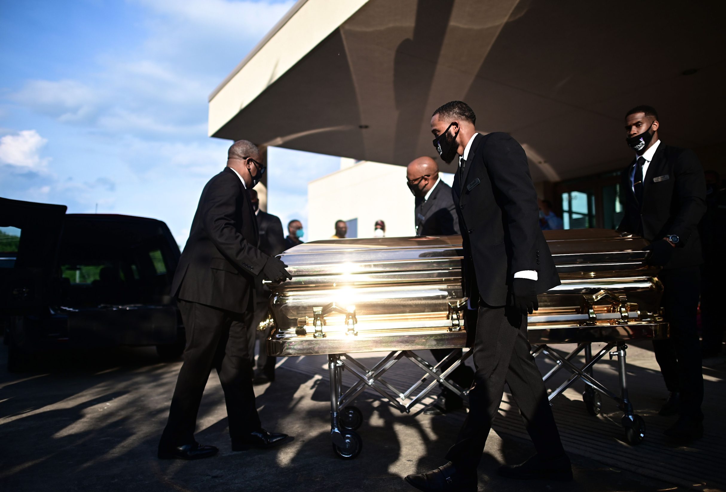 TOPSHOT - Pallbearers move the casket of George Floyd after a public viewing at the Fountain of Praise church in Houston, Texas on June 8, 2020. - Democrats vowed June 7, 2020 to press legislation to fight systemic racism in US law enforcement as the battle for change triggered by the police killing of George Floyd began shifting from the streets to the political sphere.Demonstrations continued across the nation Sunday -- including in Washington, New York and Winter Park, Florida -- as protesters began focusing their initial outrage over the death of the unarmed Floyd into demands for police reform and social justice. (Photo by Johannes EISELE / AFP)