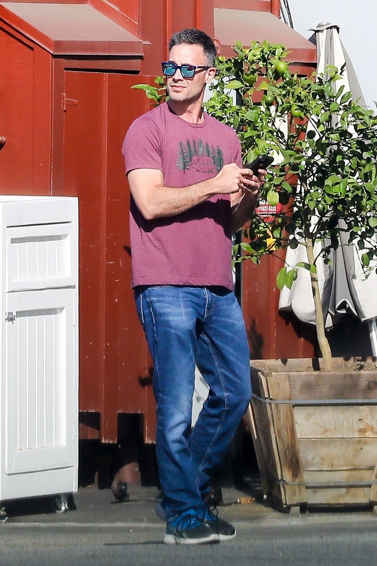 Brentwood, CA  - *EXCLUSIVE*  - Friends Brian Austin Green and Freddie Prinze Jr. meet up for coffee at the Brentwood Country Mart in Brentwood. The pair chatted for a few minutes in the parking lot before giving each other a hug and heading on their way.

Pictured: Freddie Prinze Jr.

BACKGRID USA 18 OCTOBER 2017,Image: 353350603, License: Rights-managed, Restrictions: , Model Release: no, Credit line: SPOT / BACKGRID / Backgrid USA / Profimedia