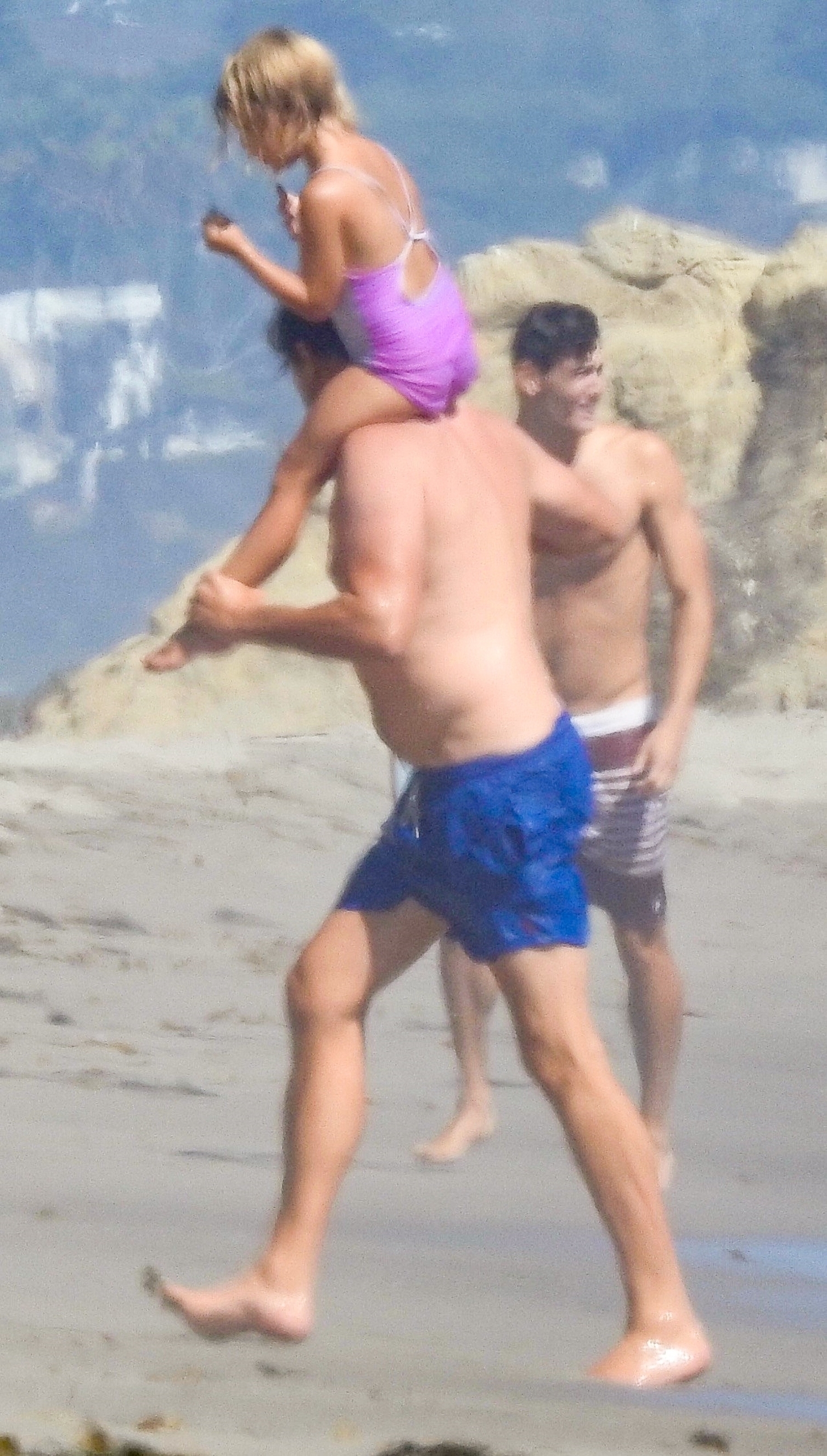 Malibu, CA  - *EXCLUSIVE*  - Leonardo DiCaprio cools off in the ocean while enjoying a fun summer day at the beach with his family in Malibu.

BACKGRID USA 14 AUGUST 2020,Image: 552613225, License: Rights-managed, Restrictions: , Model Release: no, Credit line: RMBI / BACKGRID / Backgrid USA / Profimedia