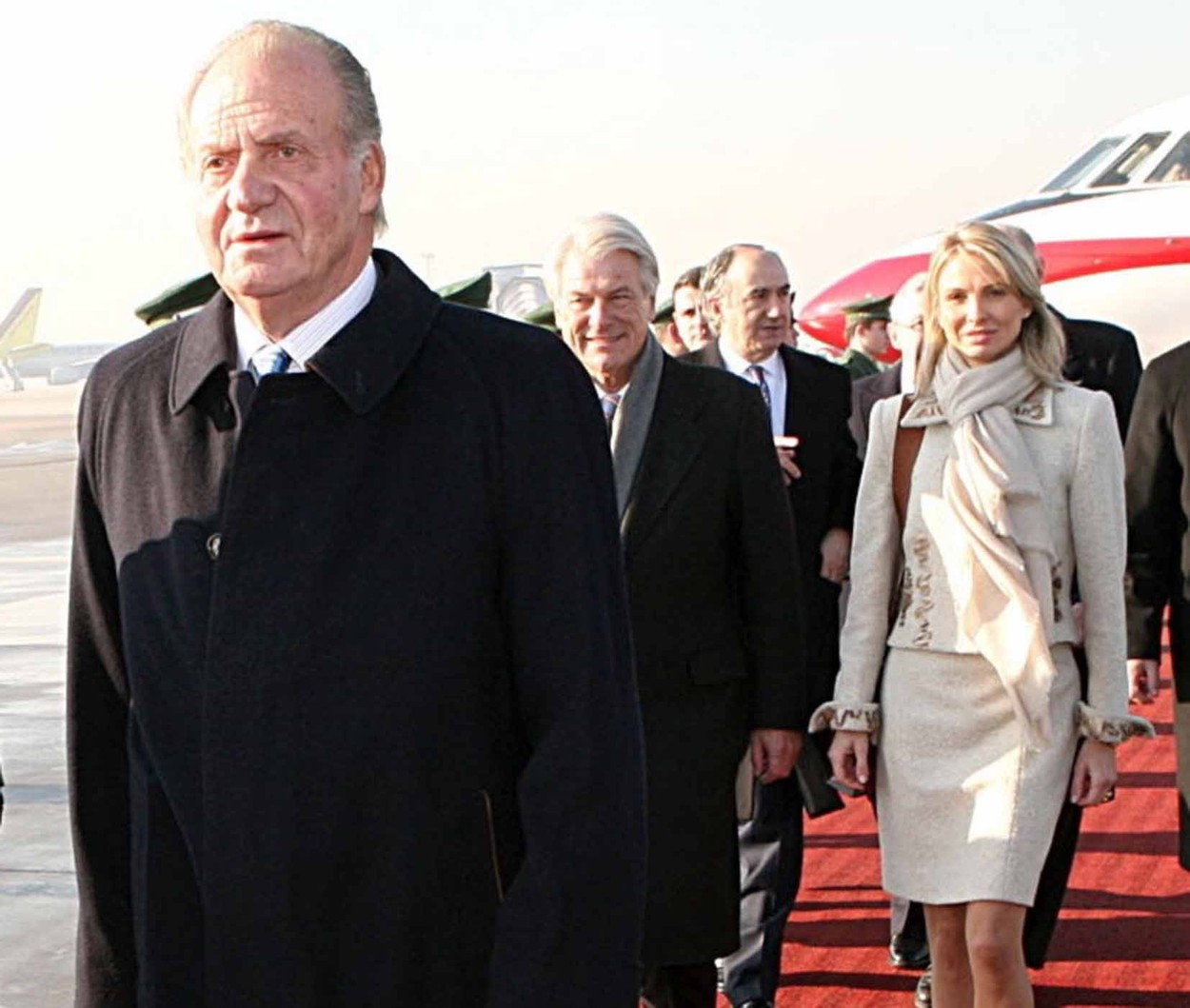 KING JUAN CARLOS OF SPAIN AND CORINNA ZU SAYN-WITTGENSTEIN.
PHOTO OF THE KING JUAN CARLOS OF SPAIN WITH HIS SO TOLD LOVE AFFAIR BEHIND HIM, CORINNA ZU SAYN-WITTGENSTEIN, WHO IS RUMOURED TO BE EVEN LIVING WITH CLOSE TO HIM.
THIS IMAGE, TAKEN ON 2nd FEBRUARY 2006 AT THE AIRPORTOF STUTTGART, GERMANY, DEMONSTRATE THEY MEET FOR LONG, AND EVEN SEEMS THAT THEY TRAVEL TOGETHER.,Image: 127251854, License: Rights-managed, Restrictions: , Model Release: no, Credit line: BSCHOF / The Photo One / Profimedia