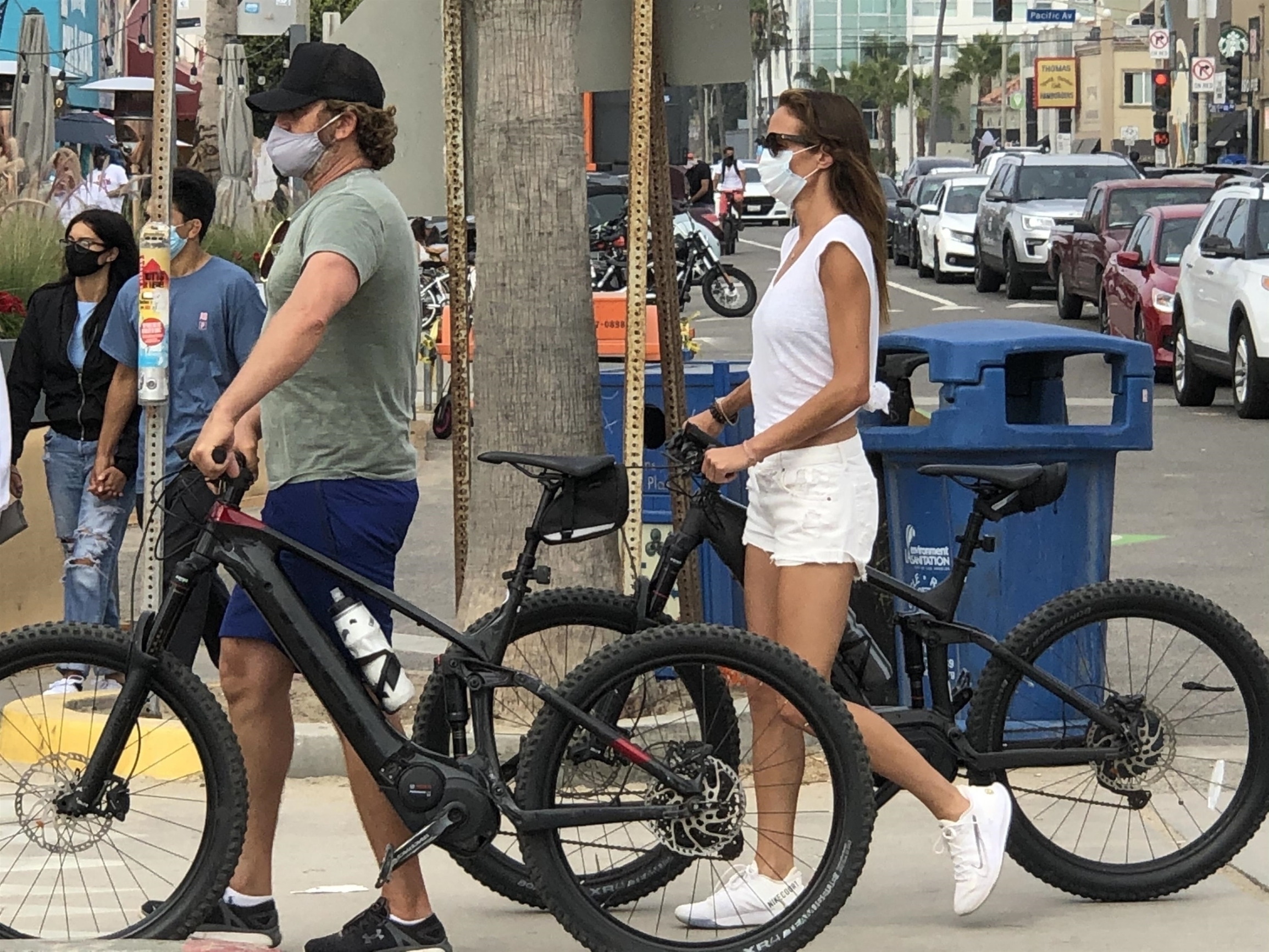 Venice Beach, CA  - *EXCLUSIVE*  - Gerard Butler and girlfriend Morgan Brown hop on their bikes for a ride after kicking back with friends at a smoothie bar in Venice Beach.

BACKGRID USA 3 AUGUST 2020,Image: 549662102, License: Rights-managed, Restrictions: , Model Release: no, Credit line: Lastarpix / BACKGRID / Backgrid USA / Profimedia