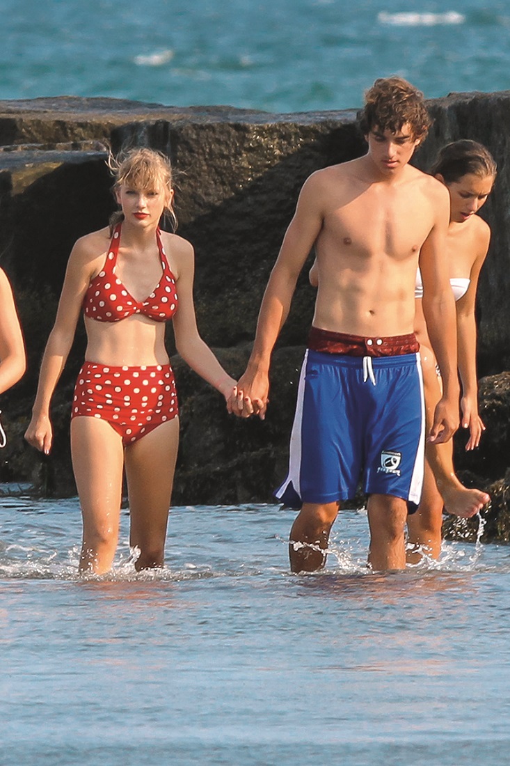 EXCLUSIVE TO INF. PLEASE CALL BEFORE USAGE. NO NY DAILIES
August 17, 2012: Taylor Swift, sporting a red polka dot bikini, goes for a beachside walk with shirtless boyfriend Conor Kennedy in Cape Cod, Massachusetts.,Image: 139987923, License: Rights-managed, Restrictions: EXCLUSIVE TO INF. PLEASE CALL BEFORE USAGE. NO NY DAILIES, Model Release: no, Credit line: Paul Adao / INSTAR Images / Profimedia