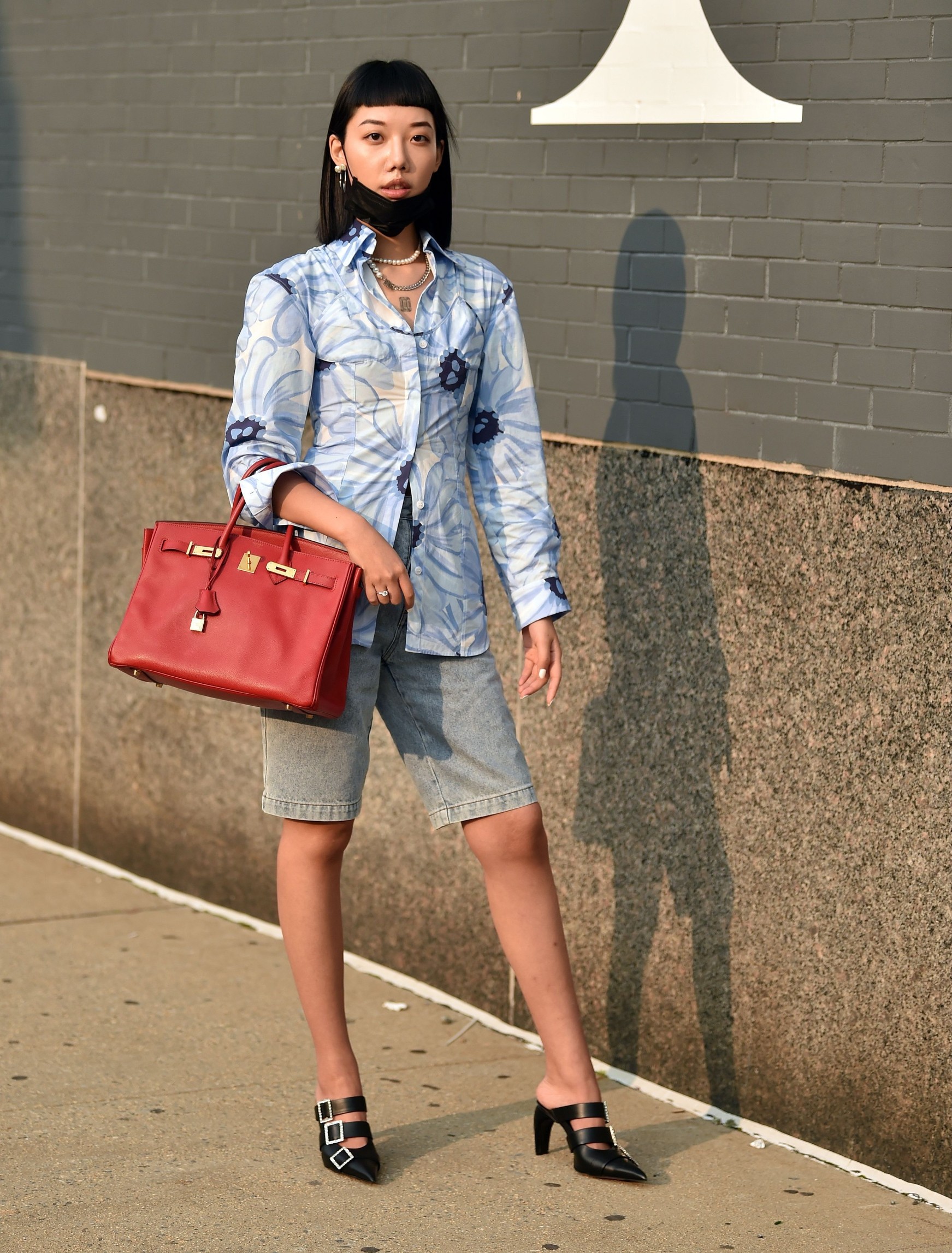 An attendee at NYFW 2020 street fashion outside Rebecca Minkoff
Street Style, Spring Summer 2021, New York Fashion Week, USA - 15 Sep 2020,Image: 558178972, License: Rights-managed, Restrictions: , Model Release: no, Credit line: Stephen Lovekin / Shutterstock Editorial / Profimedia