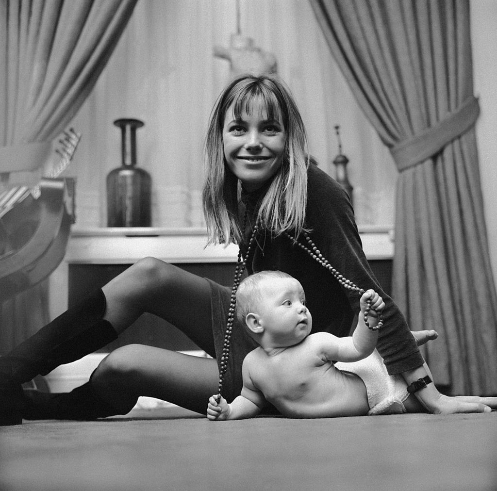 English actress and singer Jane Birkin with 7-month-old Kate Barry, her daughter by composer John Barry, 9th November 1967. (Photo by Reg Burkett/Express/Hulton Archive/Getty Images)