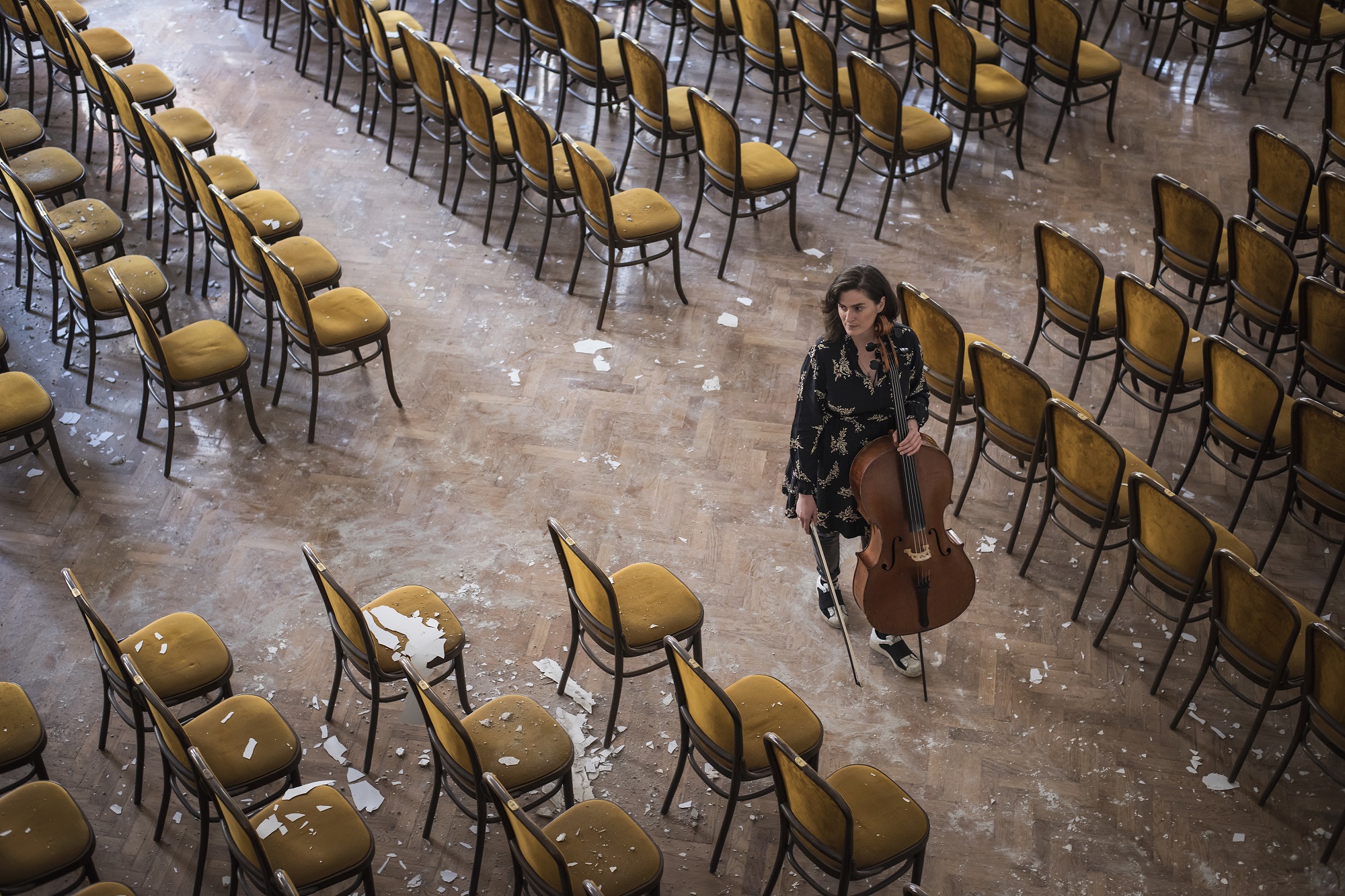 Zagreb, 210520.
Violoncelistica Monika Leskovar u razrusenom Glazbenom zavodu.
Foto: Neja Markicevic / CROPIX
