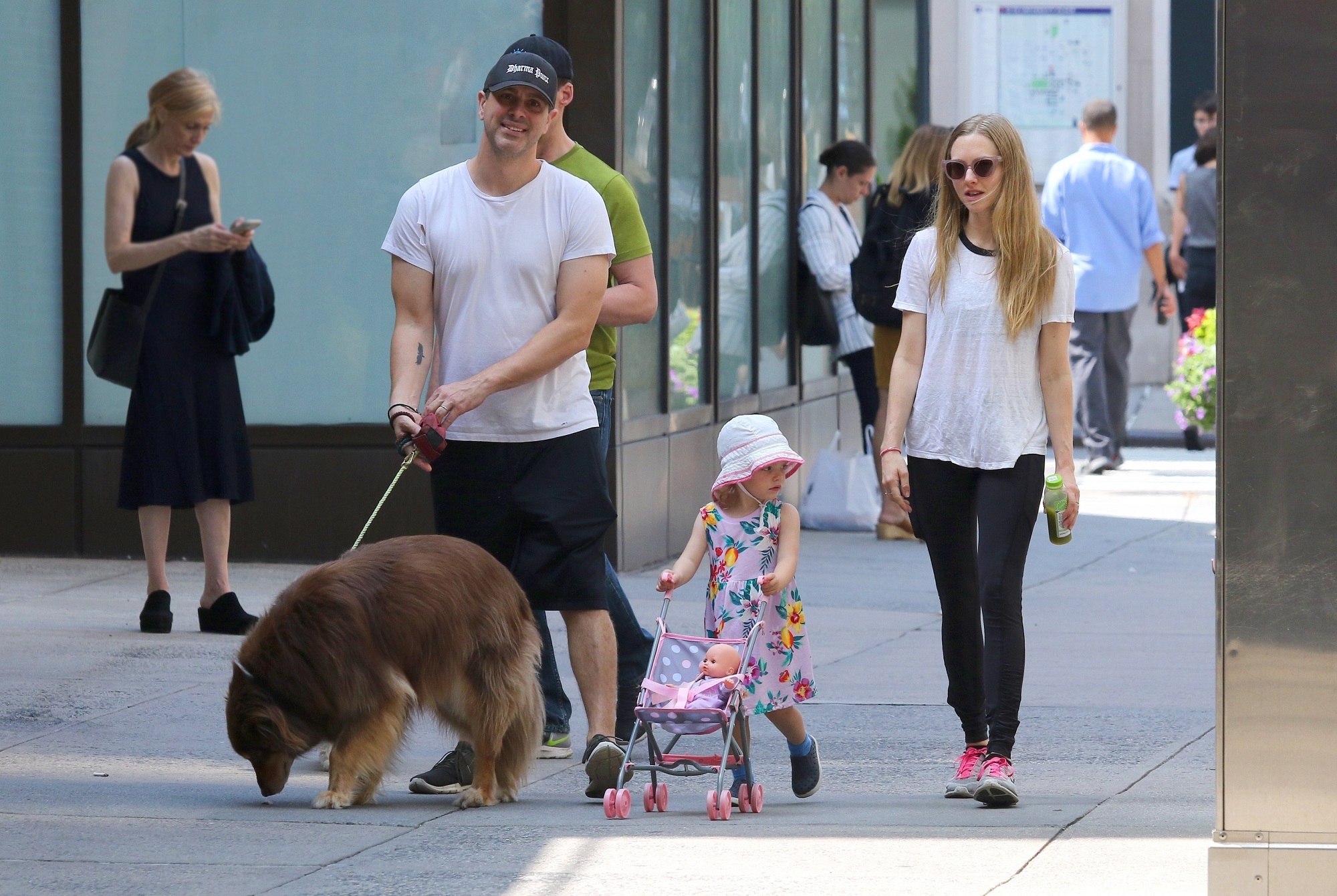 New York, NY  - Amanda Seyfried and husband Thomas Sadoski go for a stroll with their daughter Nina and dog in Downtown Manhattan.

BACKGRID USA 8 AUGUST 2019,Image: 463375614, License: Rights-managed, Restrictions: , Model Release: no, Credit line: BrosNYC / BACKGRID / Backgrid USA / Profimedia