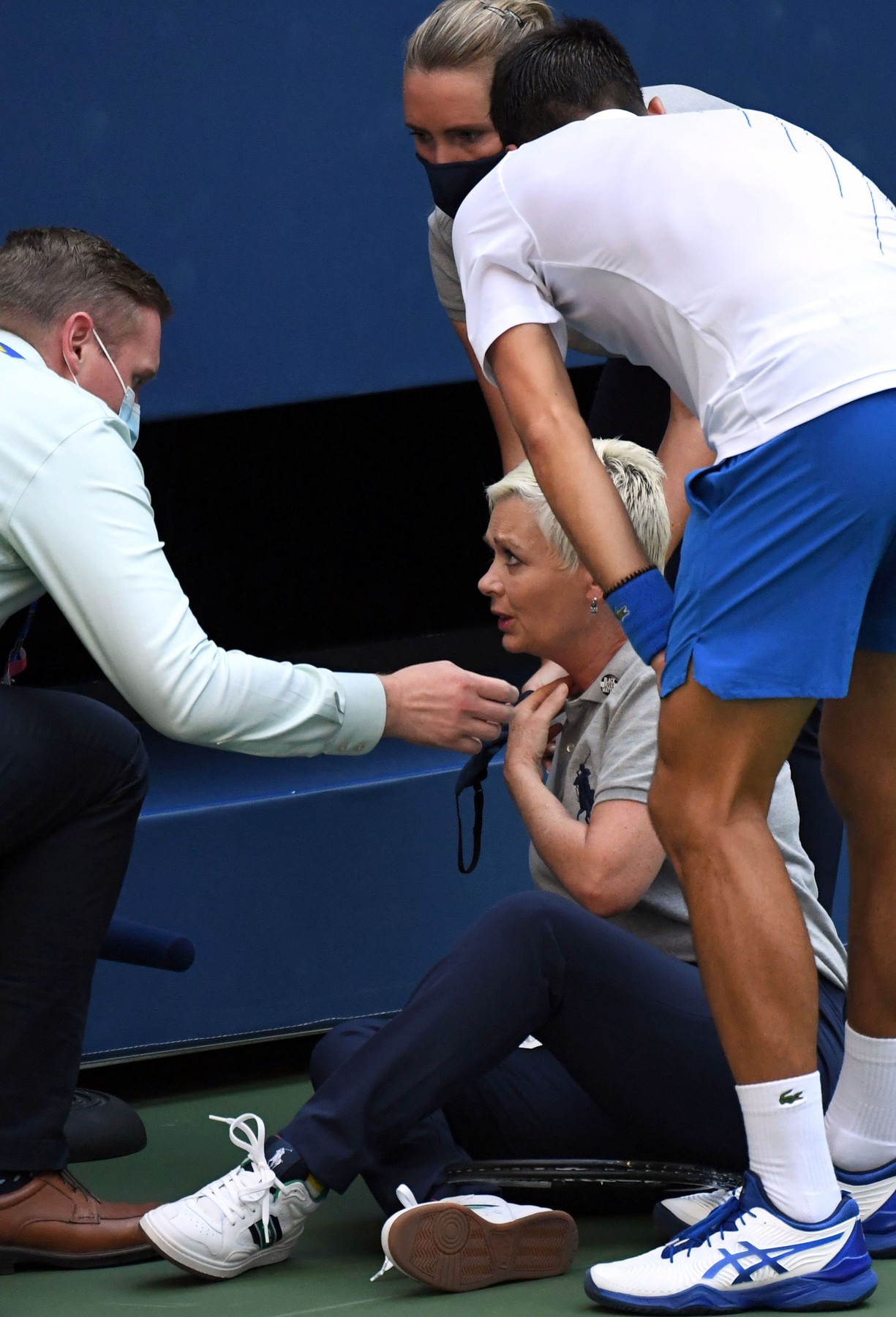 Sep 6, 2020; Flushing Meadows, New York, USA; Medical staff and Novak Djokovic of Serbia check on a line judge after she was hit in the throat by a ball hit by Djokovic after he lost a game to Pablo Carreno Busta of Spain (not pictured) in the first set on day seven of the 2020 U.S. Open tennis tournament at USTA Billie Jean King National Tennis Center.,Image: 556572203, License: Rights-managed, Restrictions: *** World Rights ***, Model Release: no, Credit line: USA TODAY Network / ddp USA / Profimedia