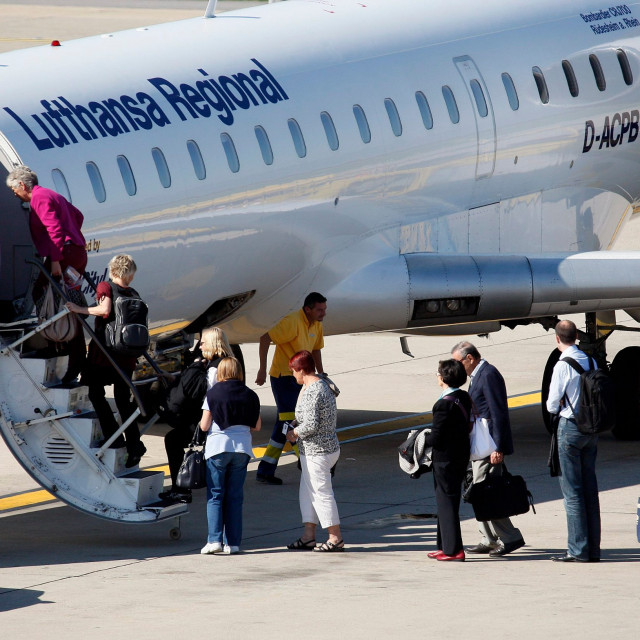 Ukrcaj putnika u zrakoplov Lufthanse, ilustracija