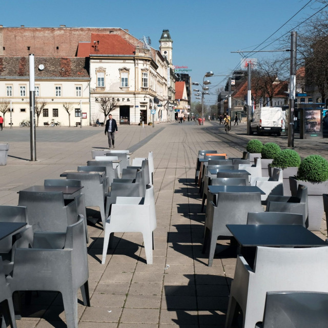 Osijek, terase zatvorenih kafića