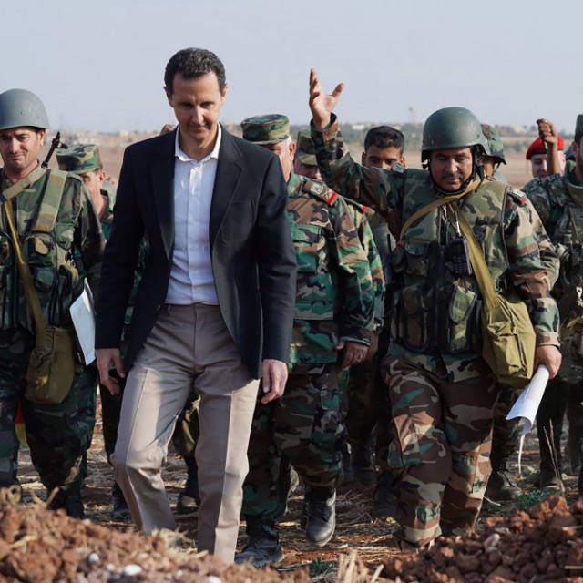 Sirijski predsjednik Bašar al-Asad posjećuje svojetrupe u Idlibu