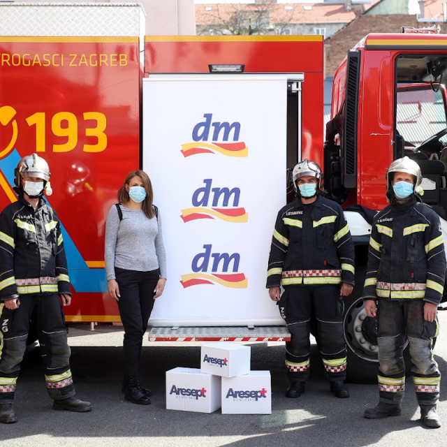 Donacija dm-a zagrebačkim vatrogascima