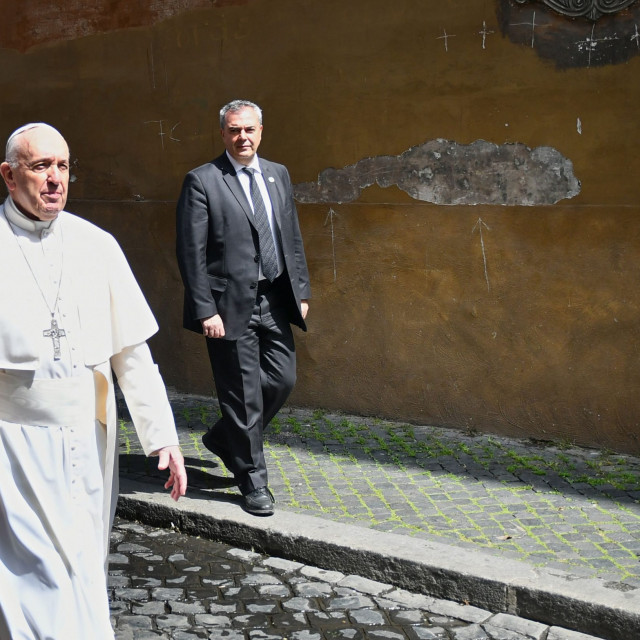 Papa Franjo u šetnji Rimom 