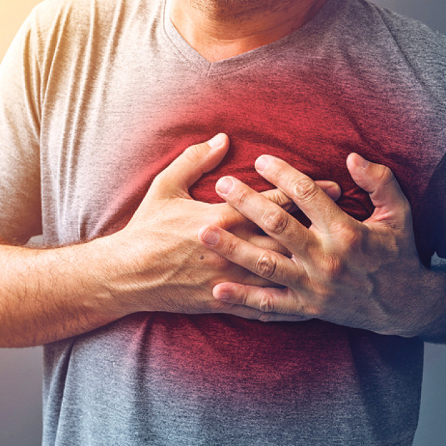 Napad virusa izravno na srčani mišić uzrokuje miokarditis kao upalu srca koja može teško oštetiti njegovu funkciju. Ako osjetite bilo koji od sljedećih simptoma - bol i stezanje u prsima, manjak daha, nesvjesticu - hitno potražite pomoć liječnika