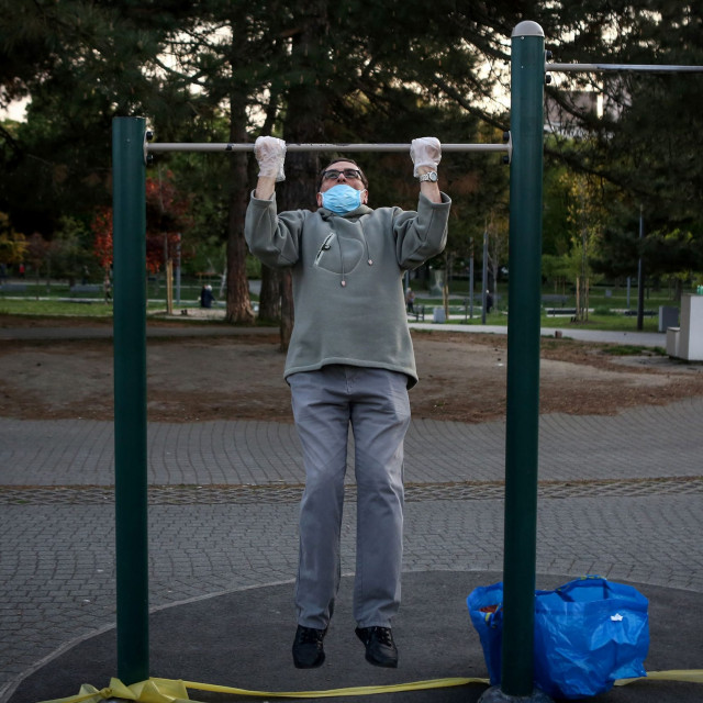 Beograđanin vježba u gradskom parku