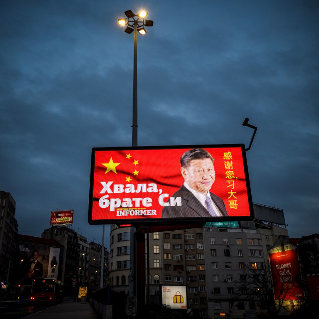 Bilbordi u Beogradu s porukama zahvale kineskom predsjedniku za medincinsku pomoć: Hvala, brate Xi. 