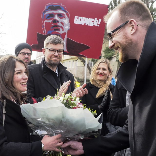 Žana Nemcova, kći ubijenog ruskog političara Borisa, zahvaljuje praškom gradonačelniku Zdeněku Hřibu za preimenovanje trga ispred ruske ambasade u Trg Borisa Nemcova 