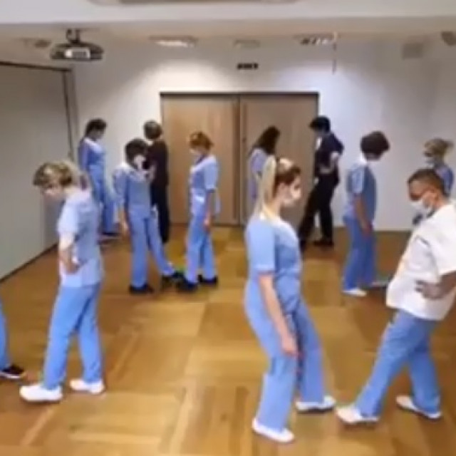 Doktori plešu